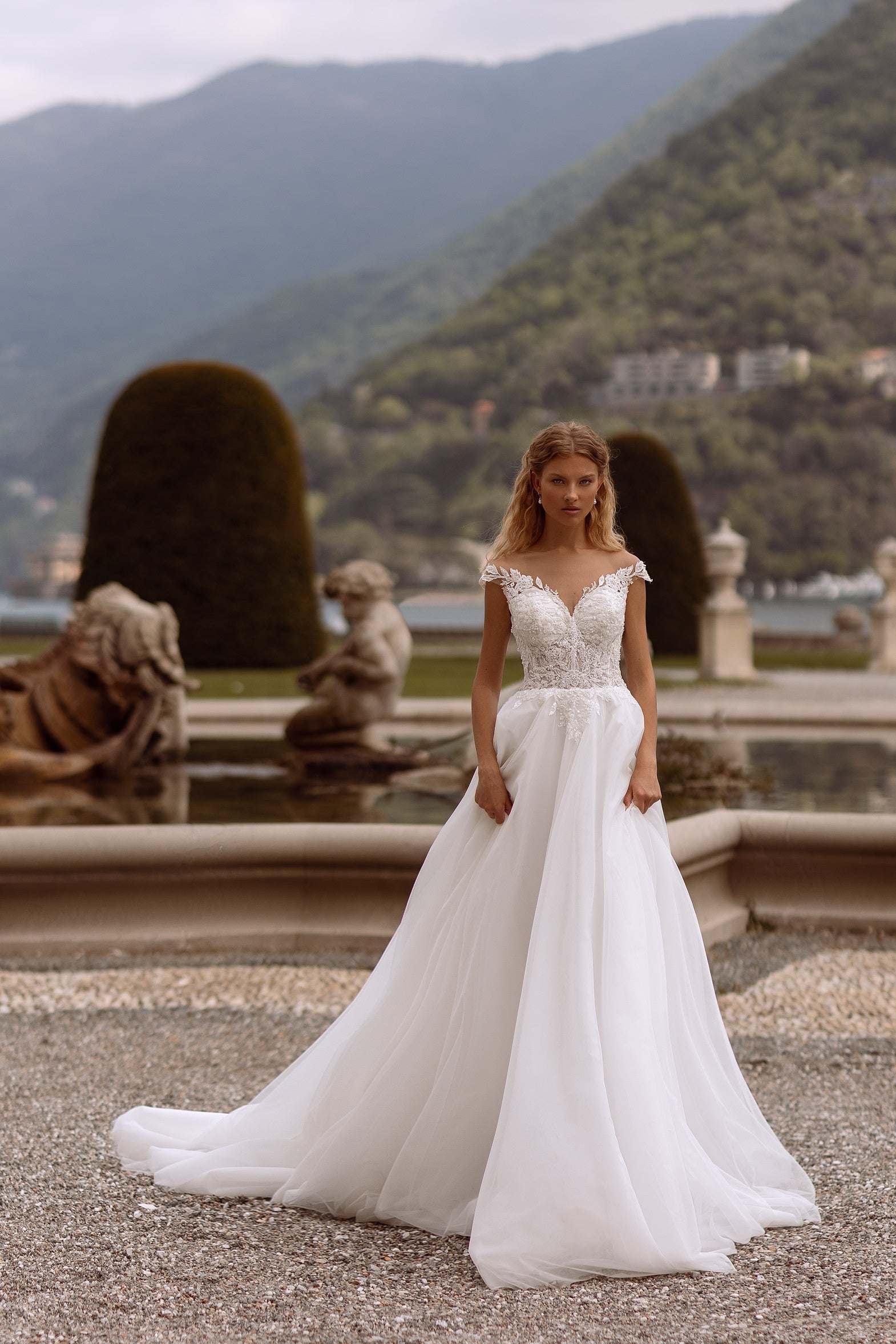 Off the shoulder a-line tulle wedding dress 10 US / Off White Off the shoulder a-line tulle wedding dress 10 US / Off White