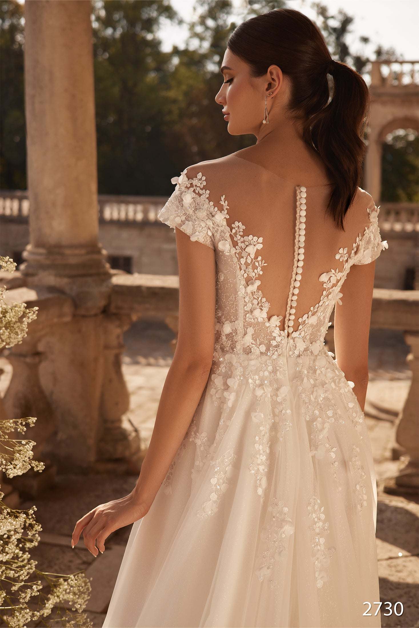 Embroidered open back wedding dress 2 US / Off White Embroidered open back wedding dress 2 US / Off White