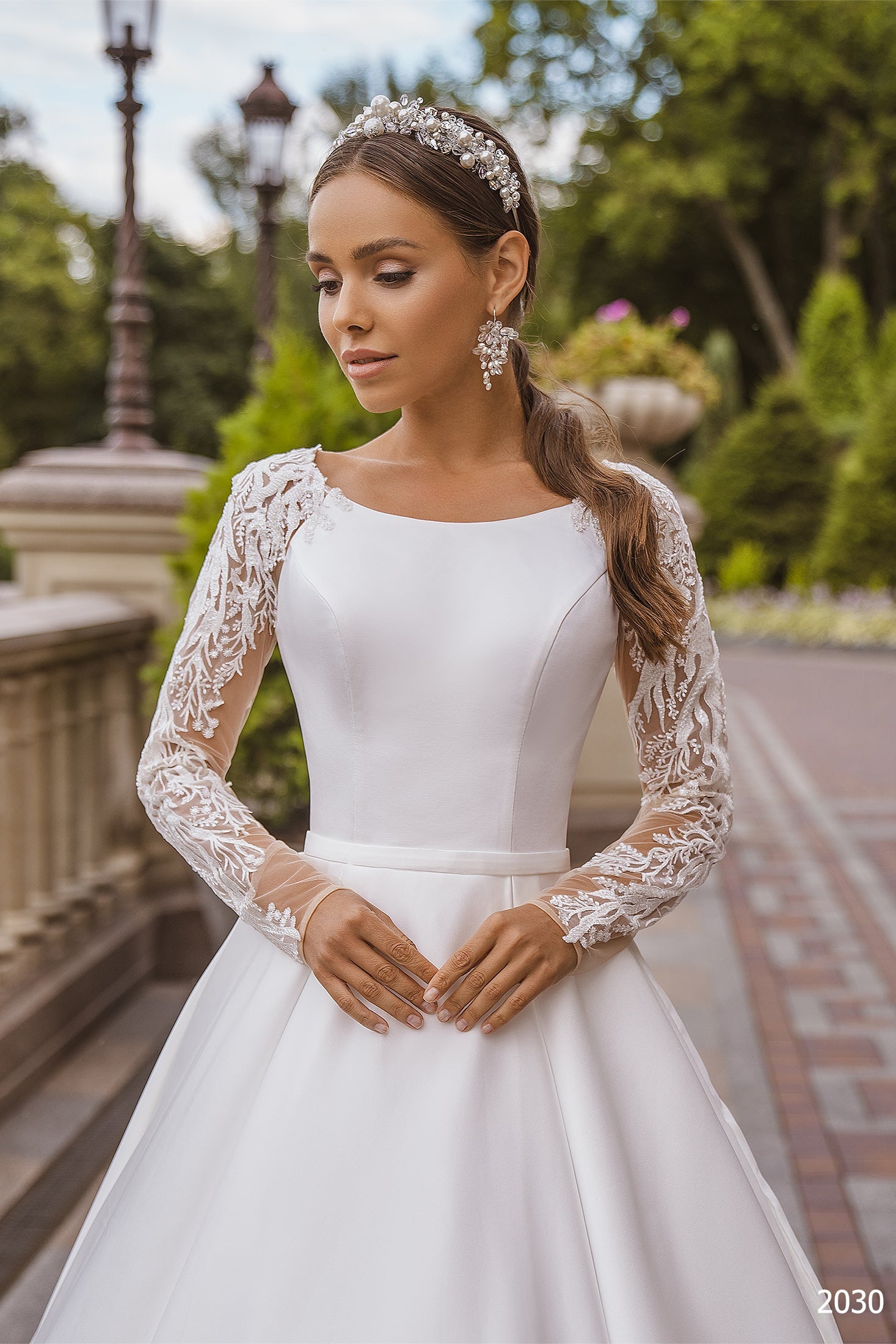 Modest long sleeve satin wedding dress 6 US / Off White