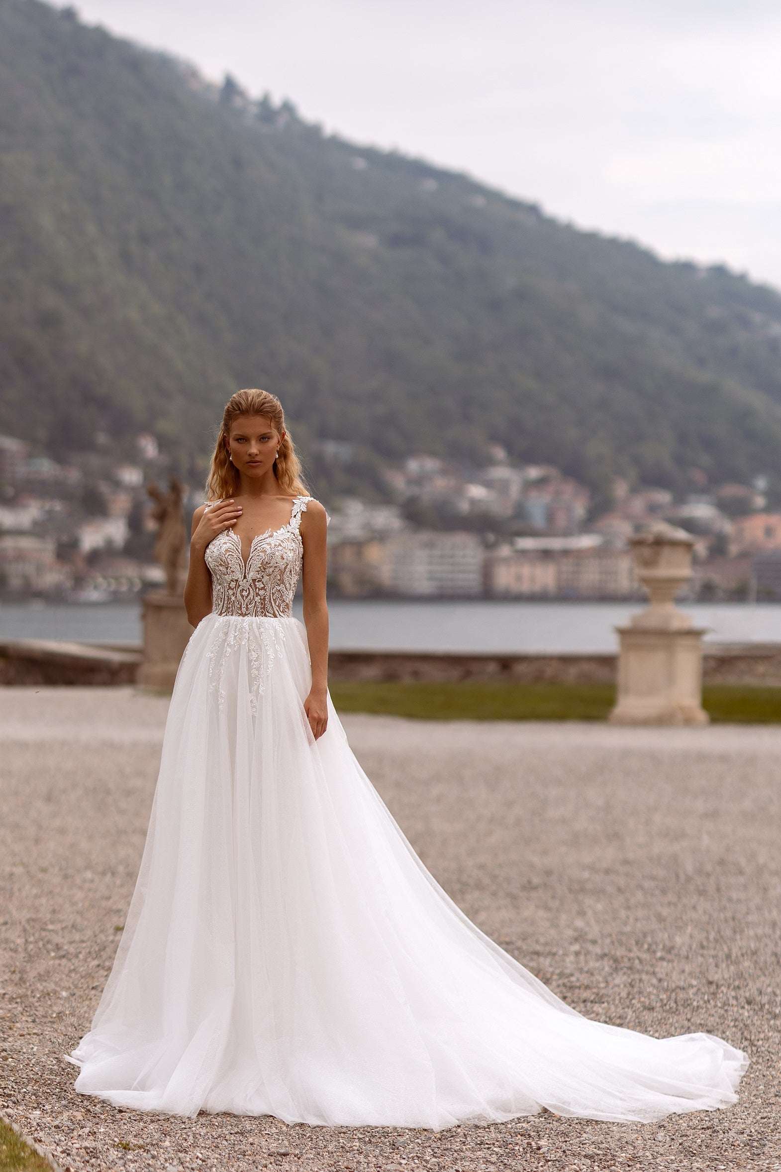 Backless a-line tulle wedding dress 4 US / Off White Backless a-line tulle wedding dress 4 US / Off White