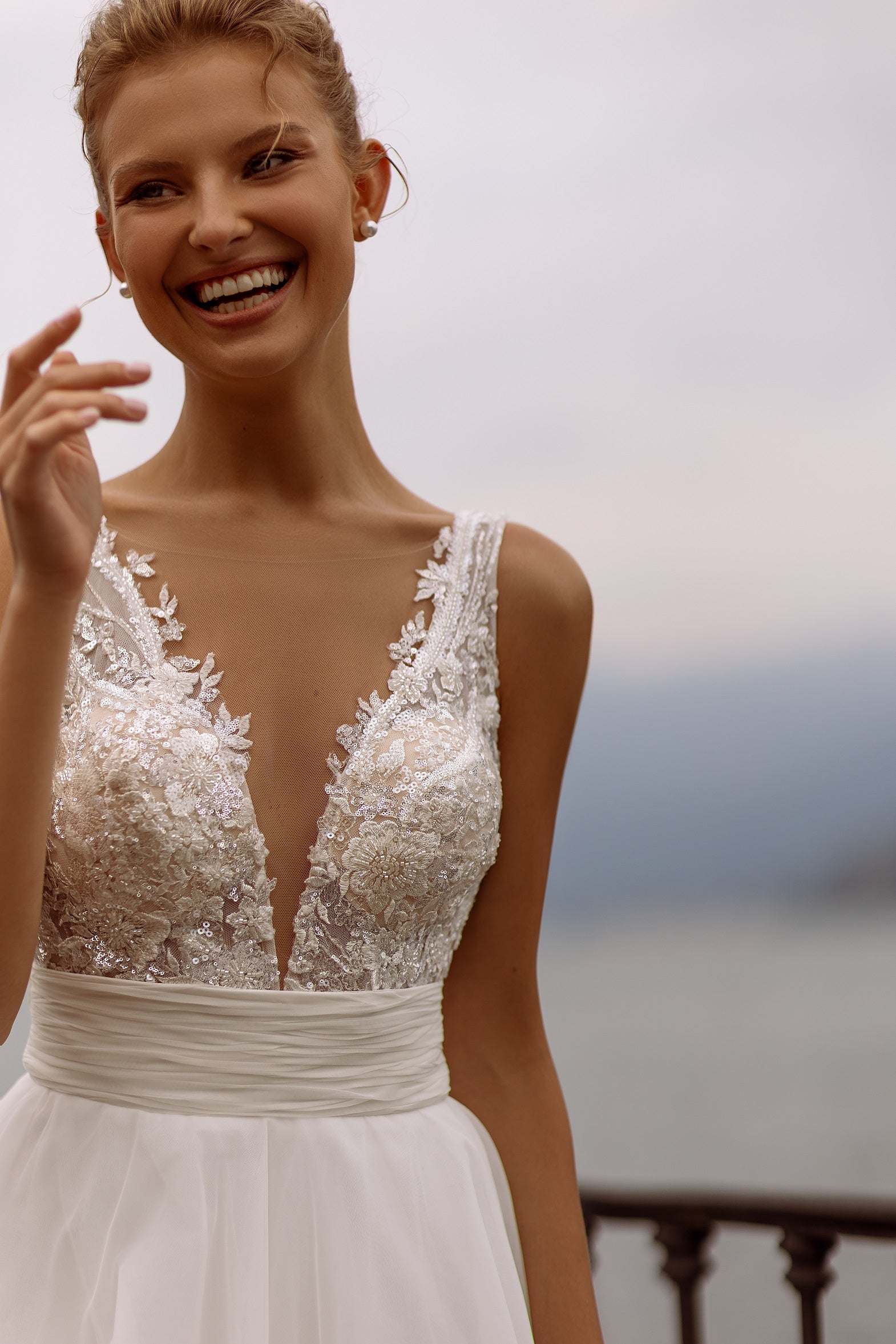 Romantic a-line tulle wedding dress with train 2 US / Off White Romantic a-line tulle wedding dress with train 2 US / Off White