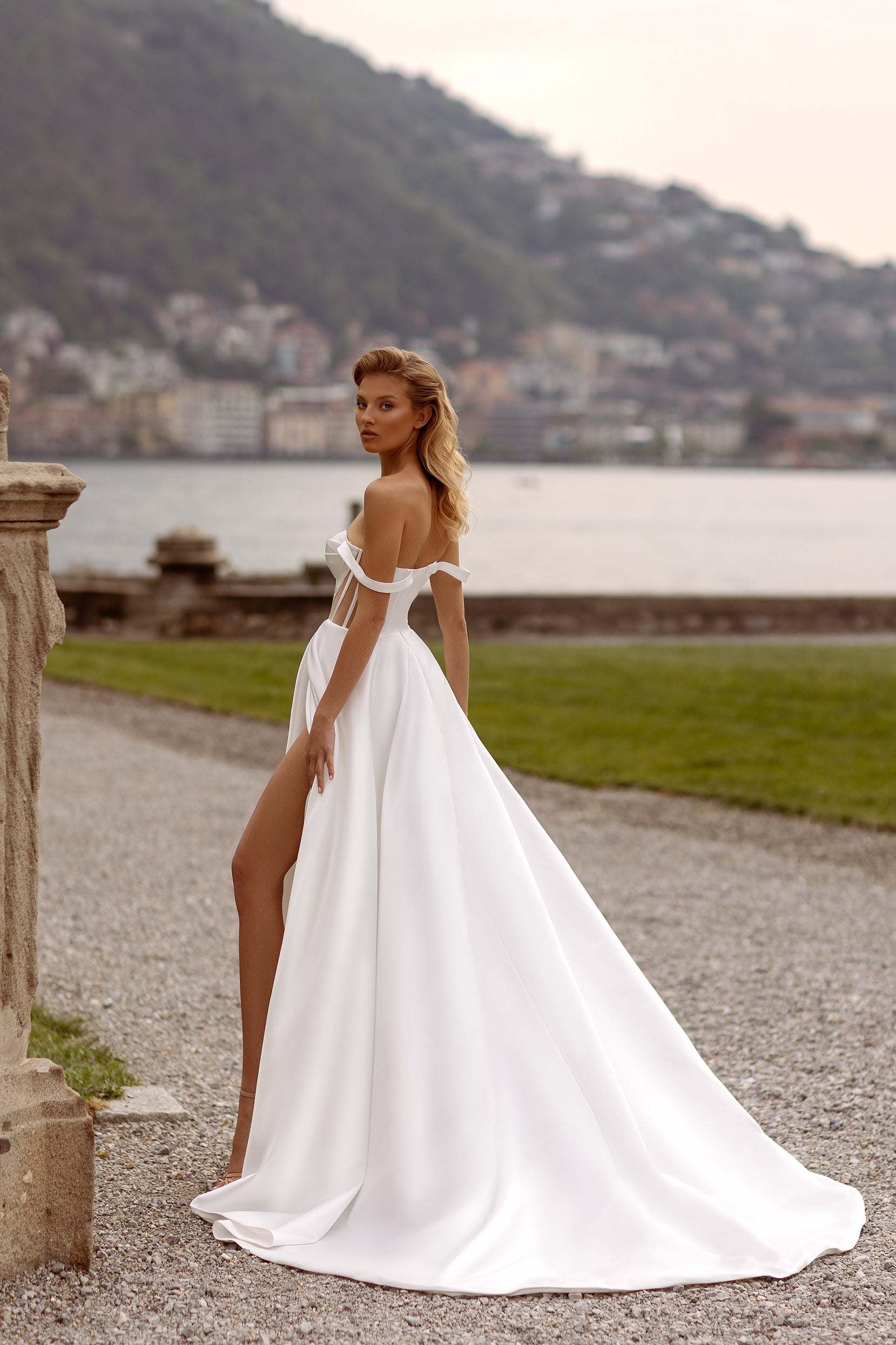 Off the shoulder satin a-line wedding dress 8 US / Off White Off the shoulder satin a-line wedding dress 8 US / Off White