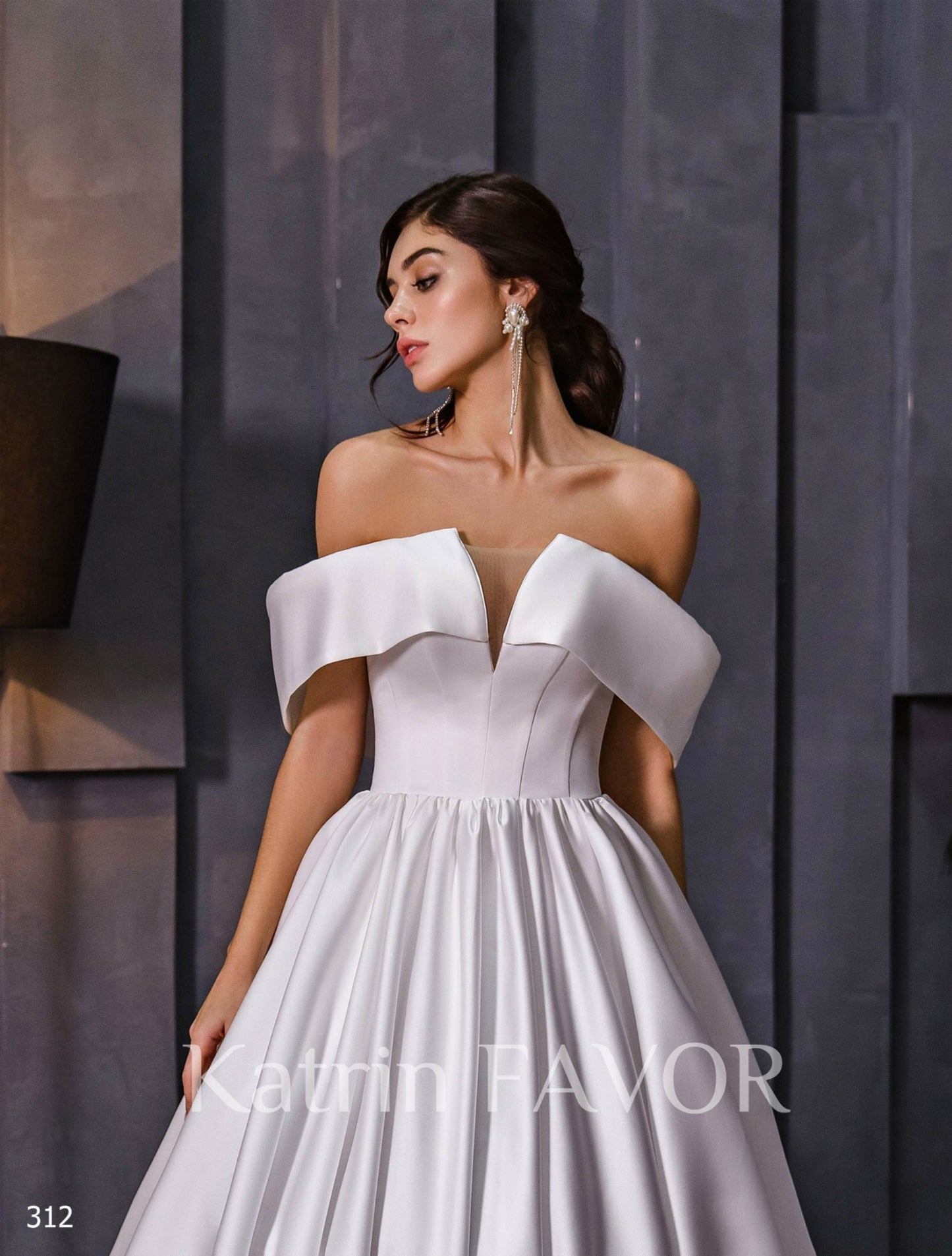 KatrinFAVORboutique-Simple ballgown wedding dress