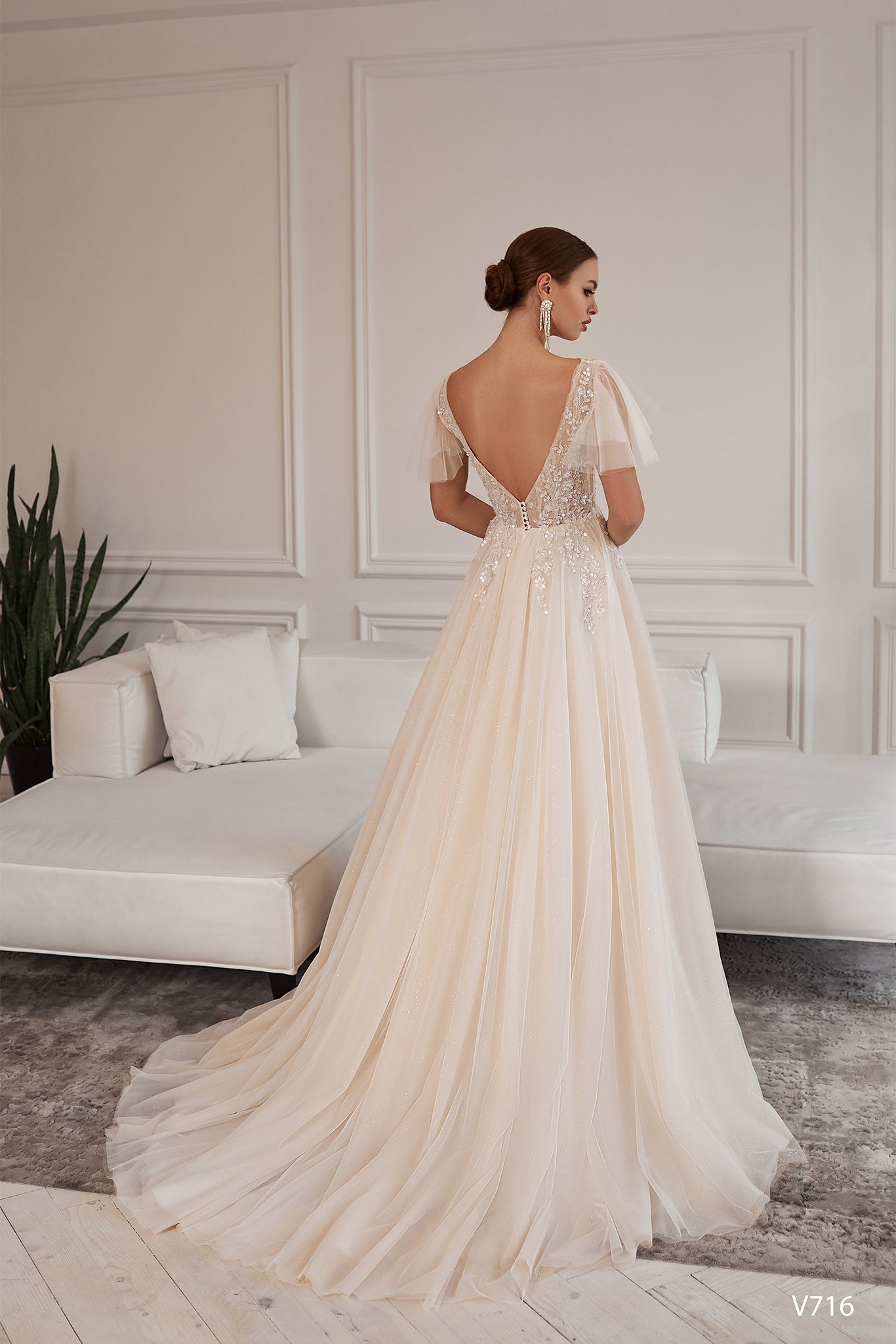 Tulle Bell Sleeve Goddess Wedding Dress 6 US / Nude Tulle Bell Sleeve Goddess Wedding Dress 6 US / Nude