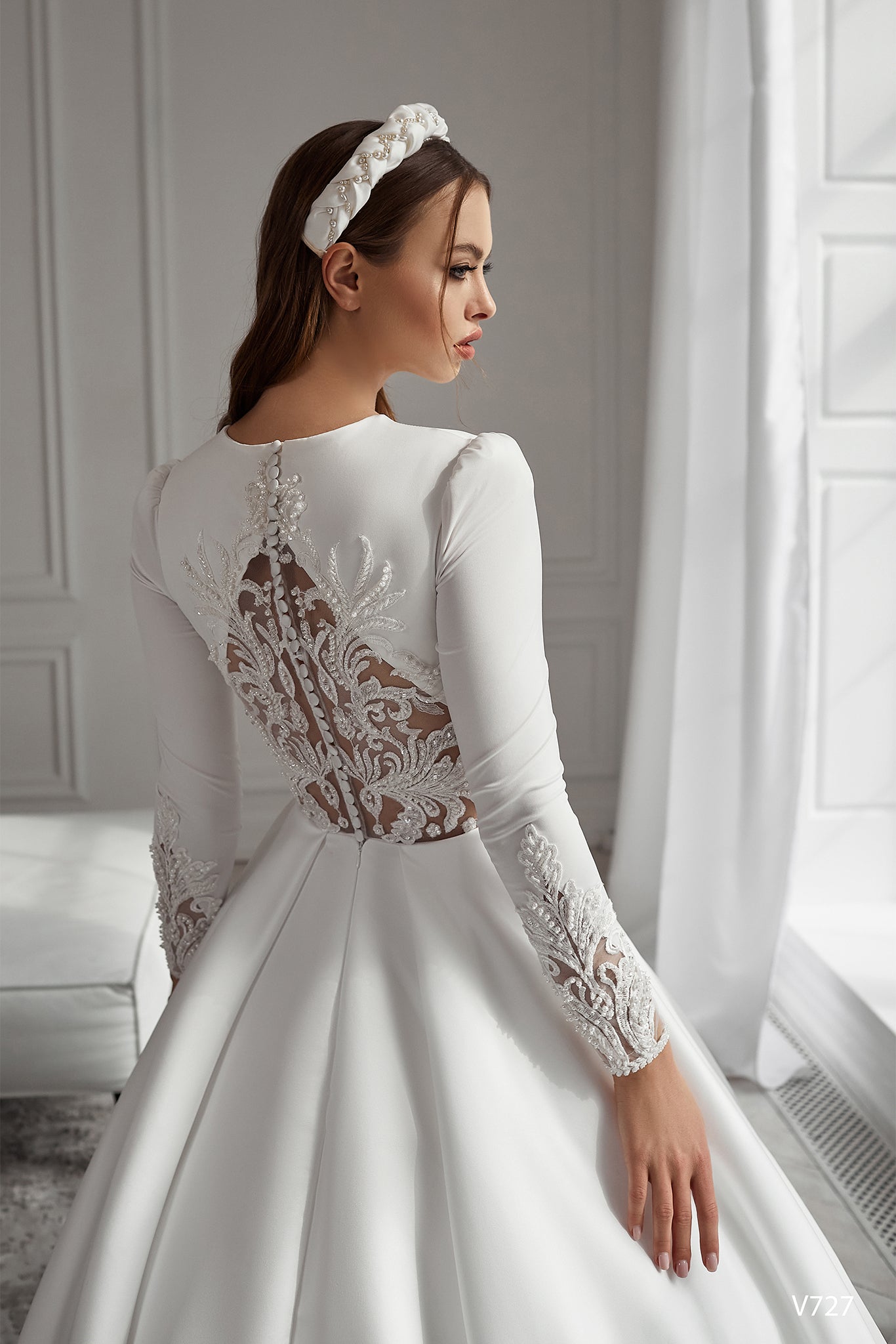Long sleeve satin ball gown wedding dress 8 US / Off White