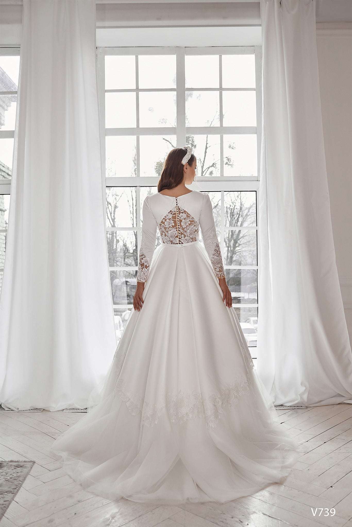 Long sleeve winter wedding dress 10 US / Off White Long sleeve winter wedding dress 10 US / Off White