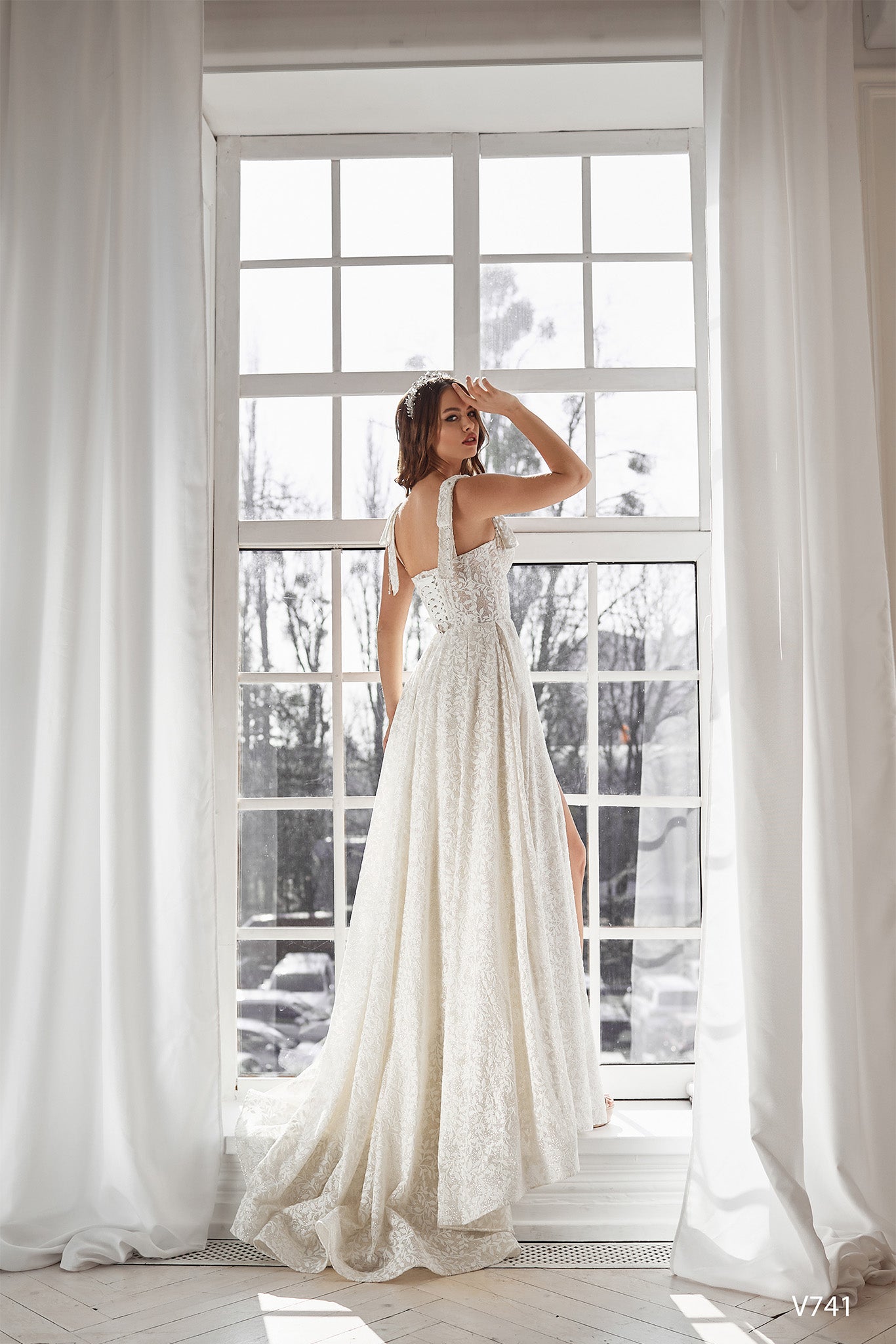 Tie-up sparkle wedding dress with slit