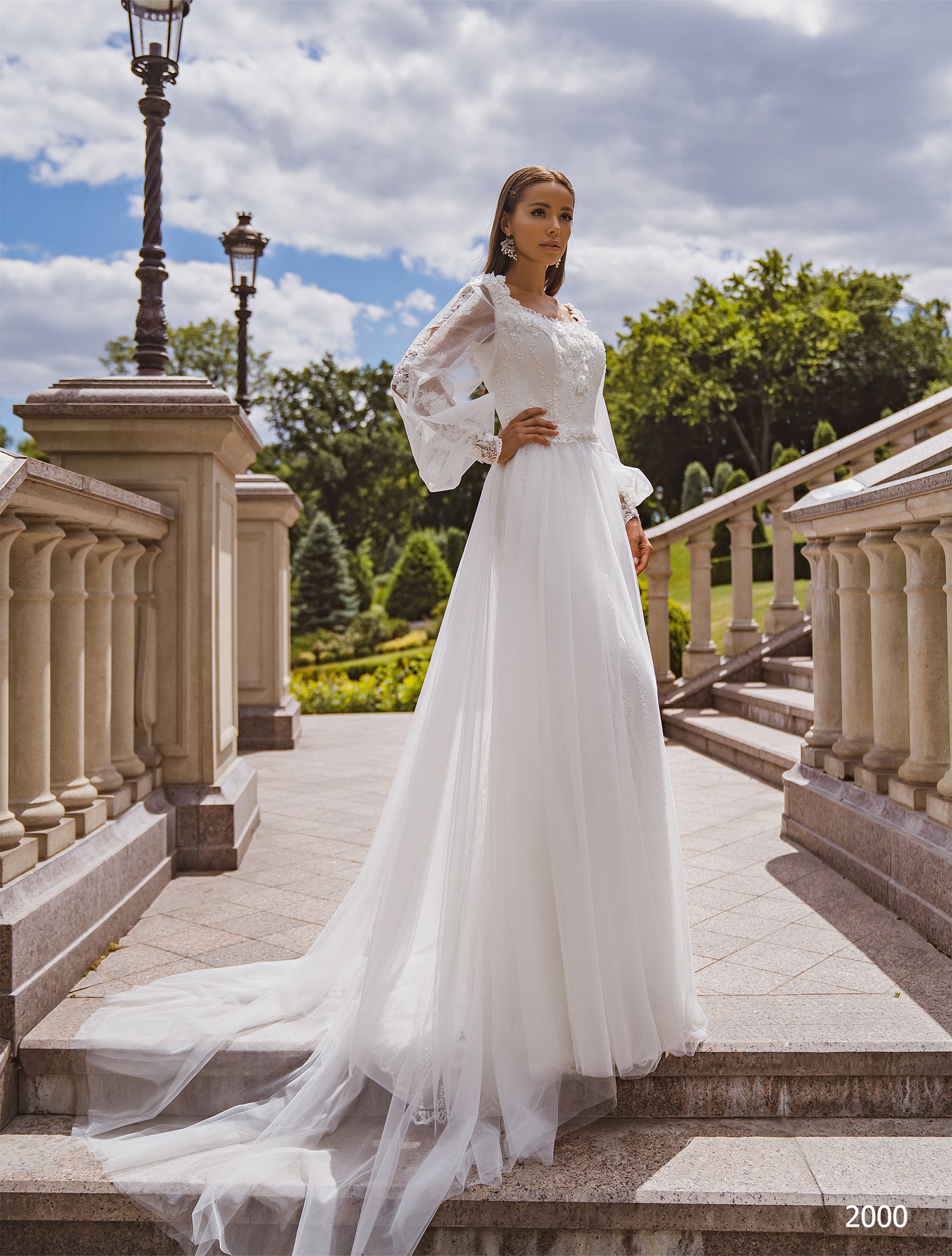 Puff sleeve sheath wedding dress 8 US / Off White Puff sleeve sheath wedding dress 8 US / Off White