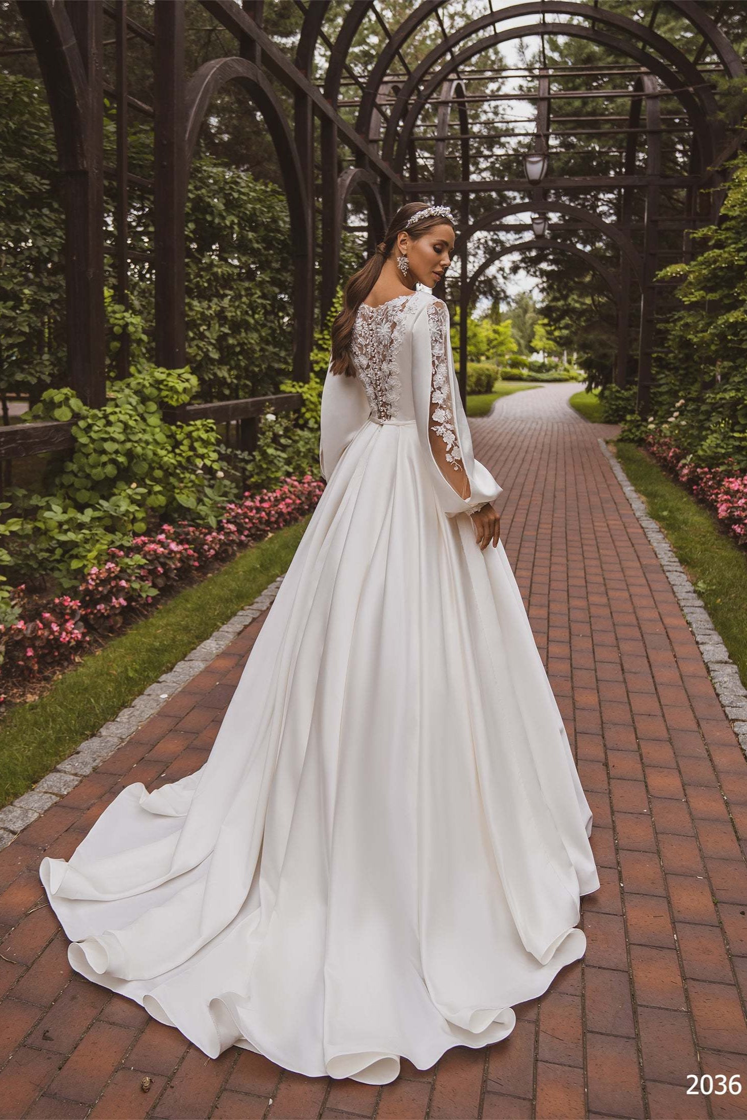 Satin long sleeve modest wedding dress 10 US / Off White Satin long sleeve modest wedding dress 10 US / Off White