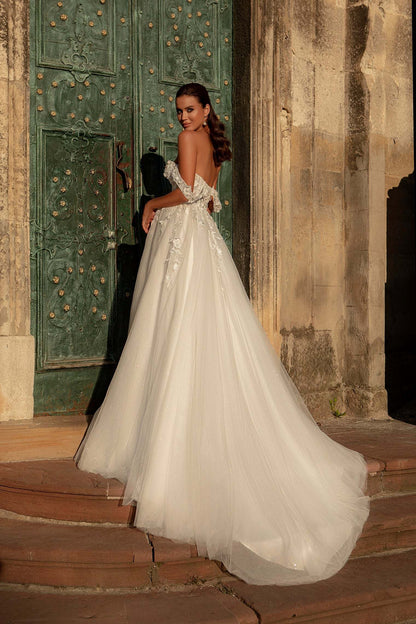 Embroidered a-line Beach wedding dress 8 US / Off White Embroidered a-line Beach wedding dress 8 US / Off White