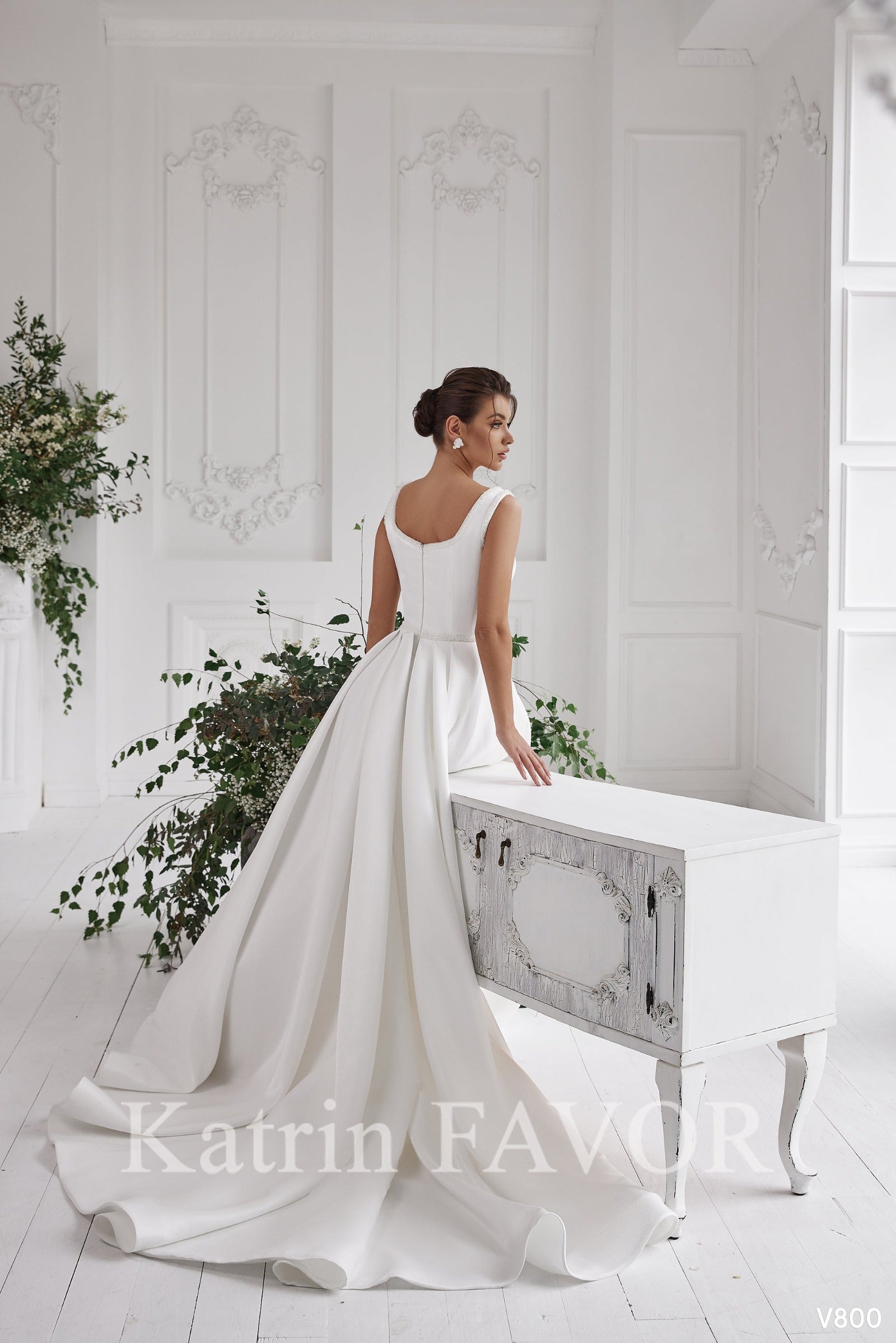 KatrinFAVORboutique-Square neck simple wedding dress